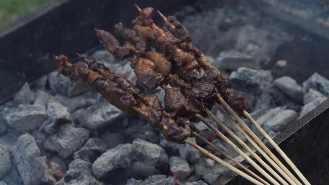 传统明火碳炉烤牛肉串视频素材