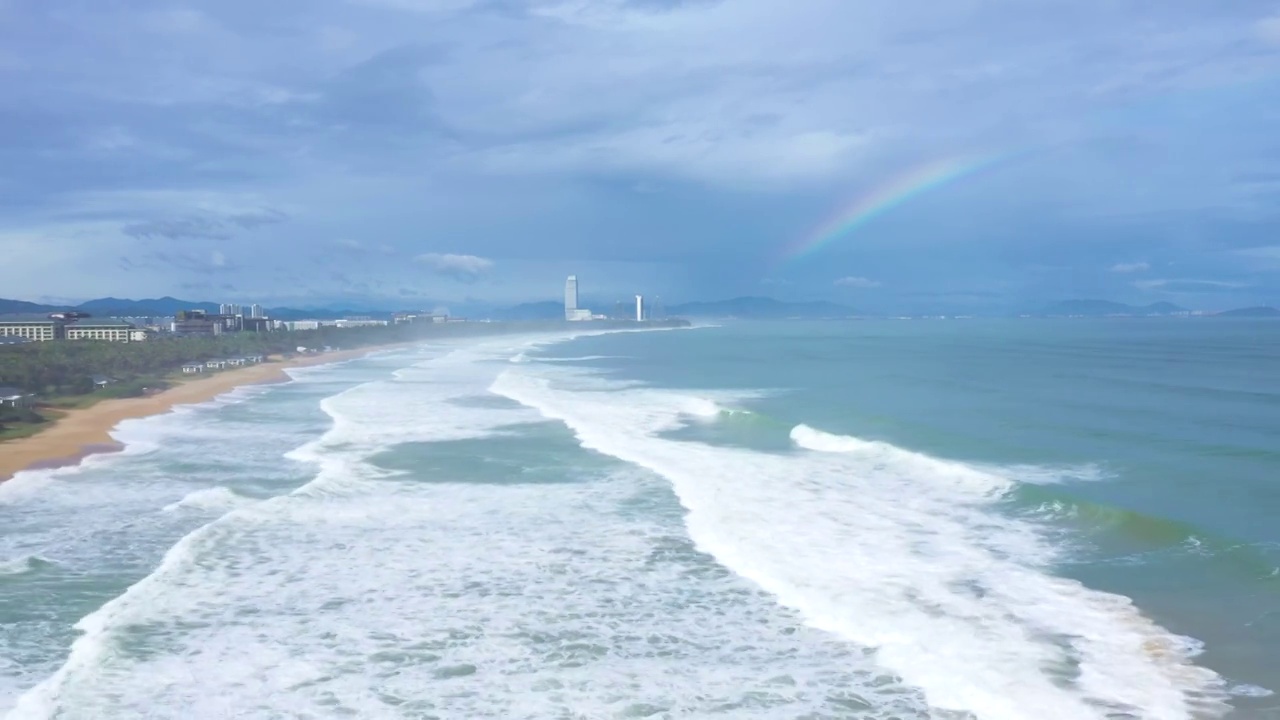 海浪上彩虹，三亚，后海村，碧海蓝天视频素材