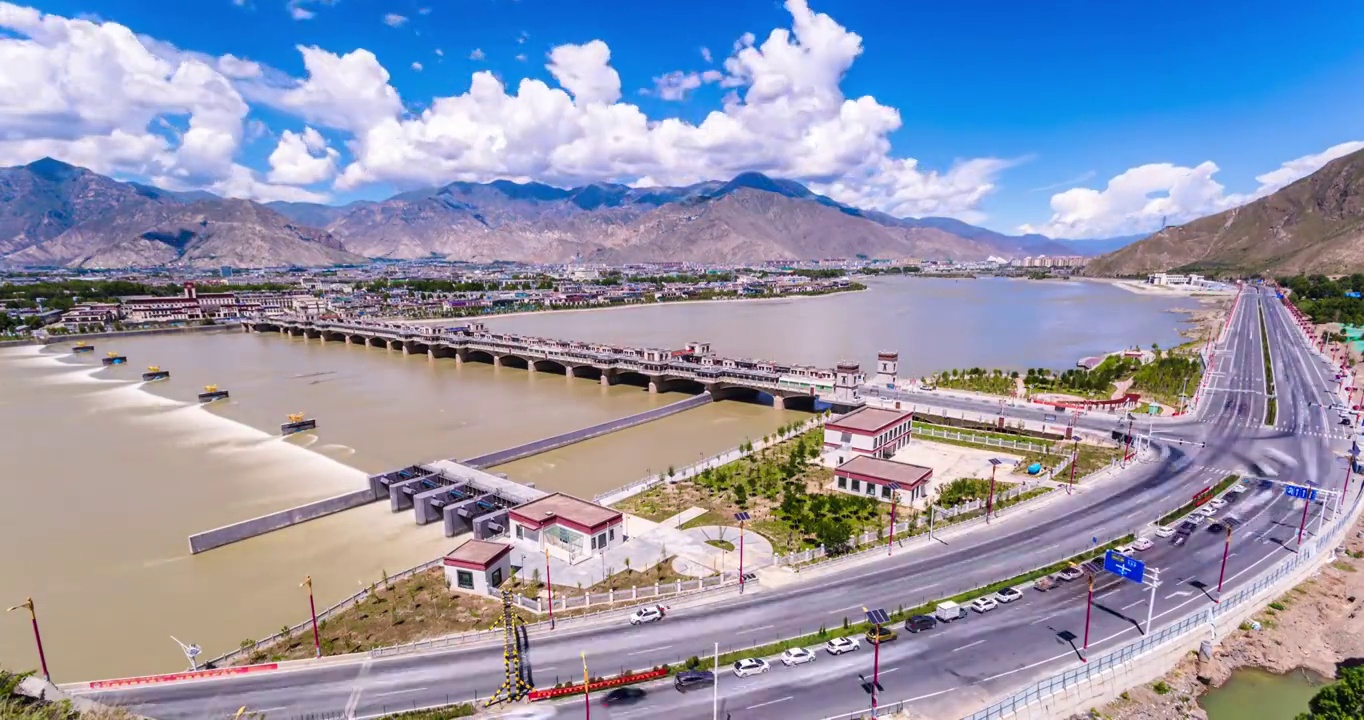 西藏拉萨市城关区迎亲桥三环路白天车流全景慢门延时视频素材