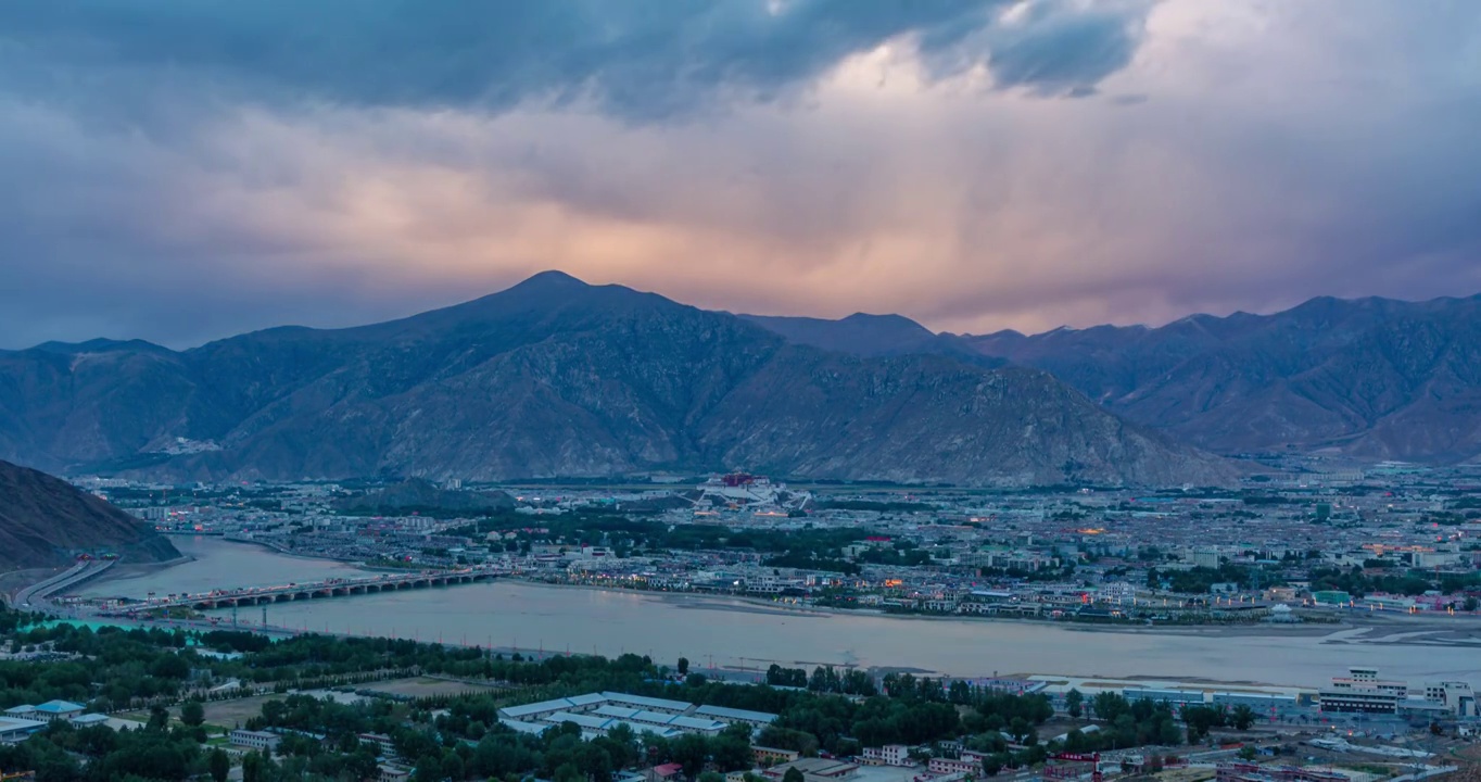 西藏拉萨市城关区布达拉宫拉萨河迎亲桥全景日转夜晚霞全景延时视频素材