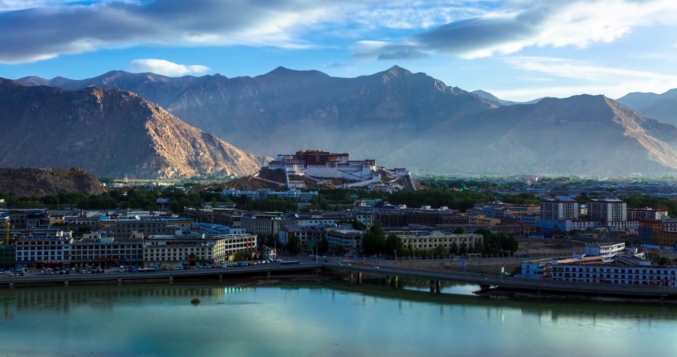 西藏拉萨市城关区布达拉宫拉萨河全景夜转日日出光影全景延时视频素材
