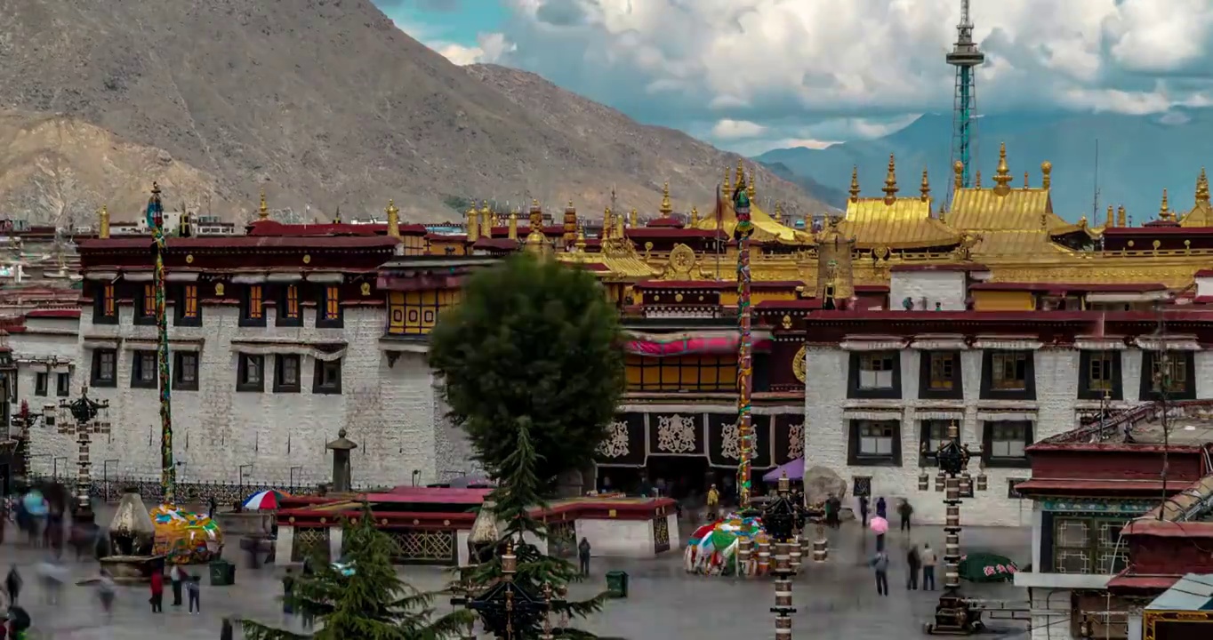西藏拉萨市城关区八廓街大昭寺白天光影中景延时视频素材