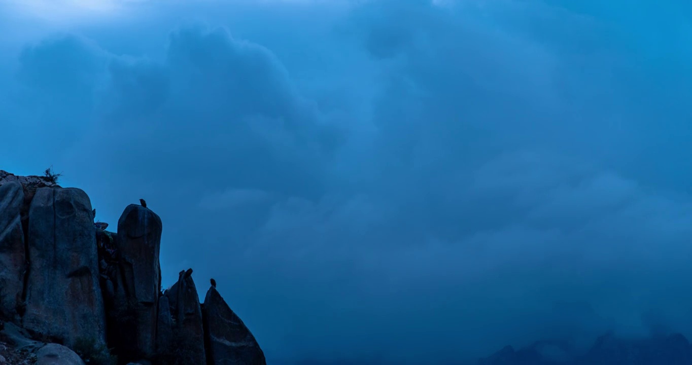 西藏拉萨市城关区色拉后山秃鹫雪山全景延时视频素材