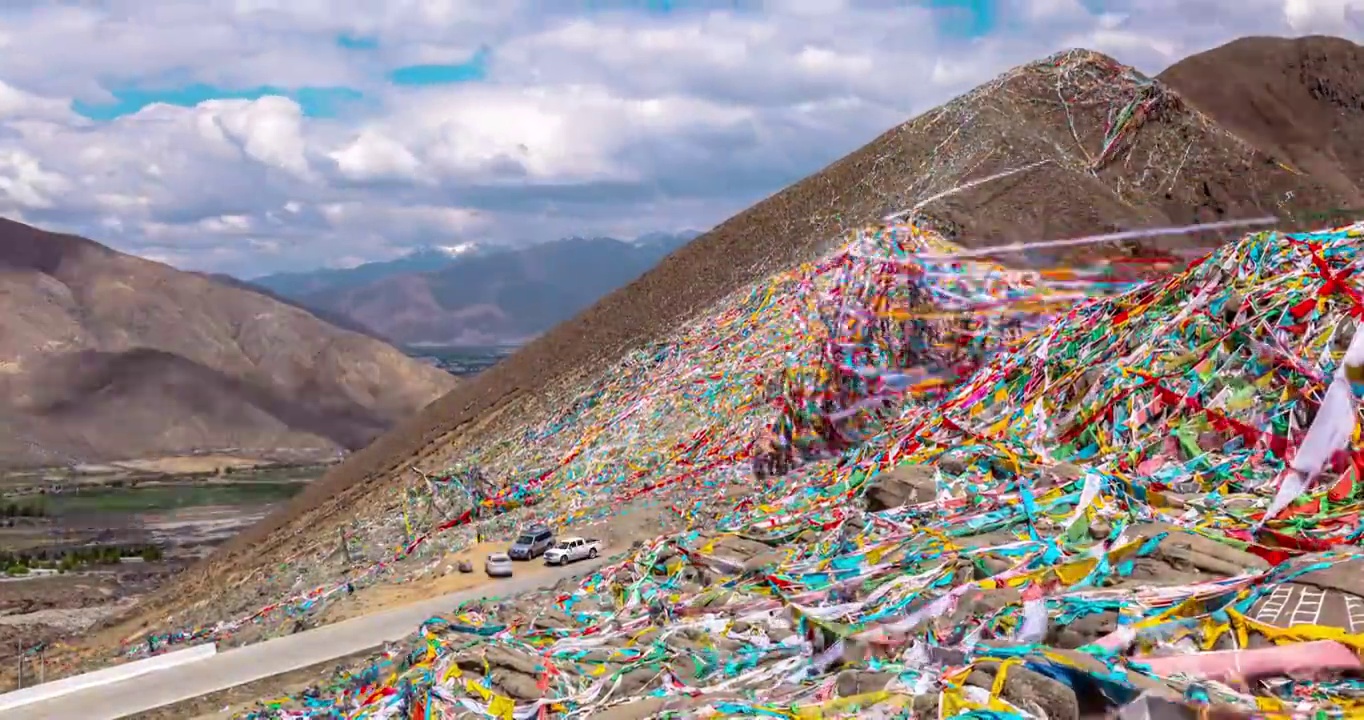 西藏拉萨市纳金垭口网红经幡拍摄地白天云动慢门延时视频素材