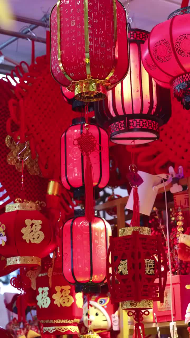 豫园商店悬挂的灯笼和春节装饰品视频素材