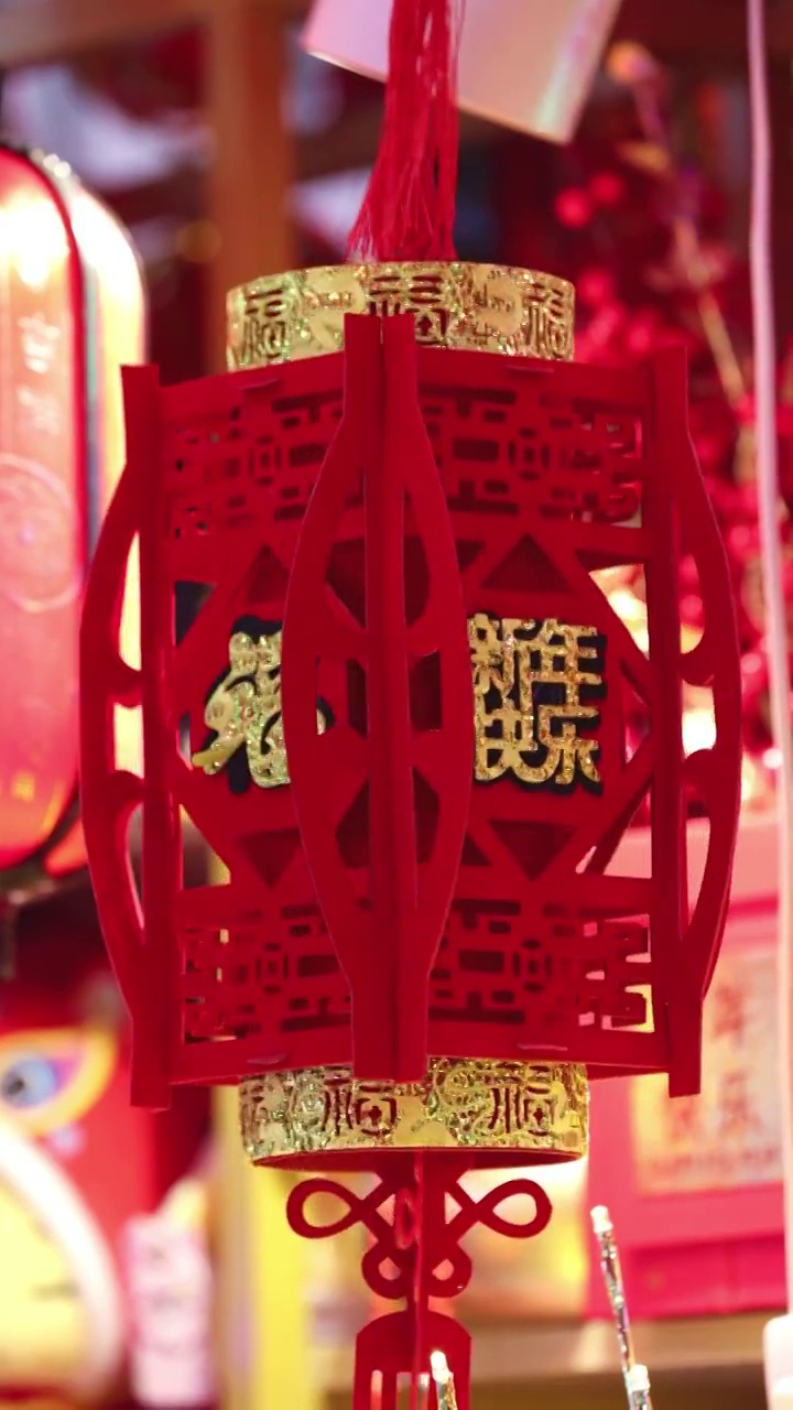 中国春节新年装饰品吉祥物品挂件特写视频素材