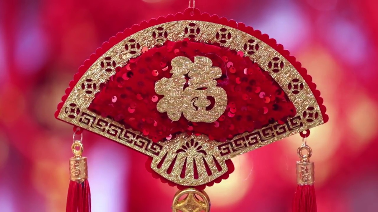 上海豫园商店悬挂的春节新年装饰品吉祥物品视频素材