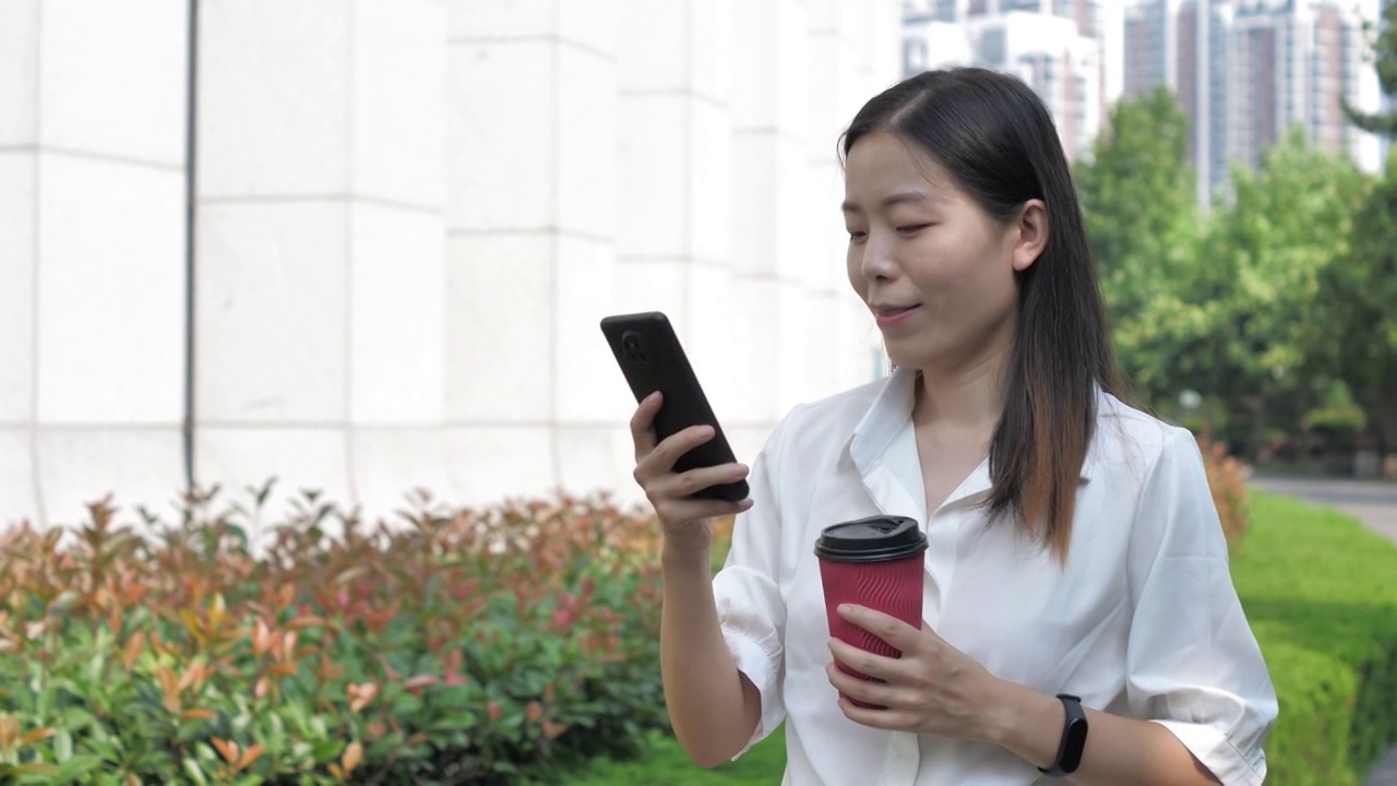 亚洲东方中国女性户外办公打电话玩手机视频下载
