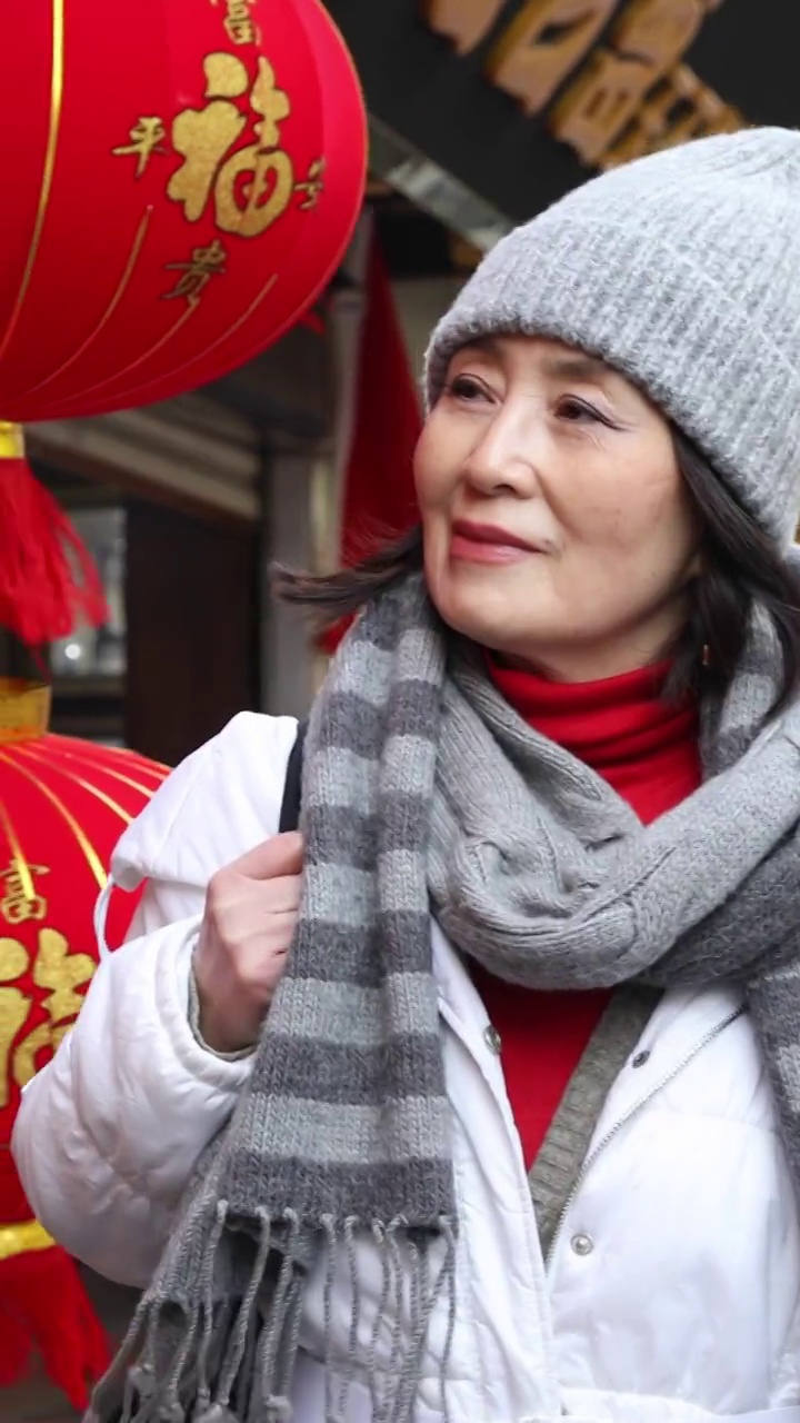 在上海豫园商店挑选春节传统装饰物的女人视频素材