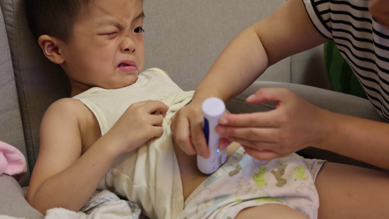生物医疗（生长素注射）：使用一次性注射笔注射生长素的小男孩痛疼的夸张表情视频素材