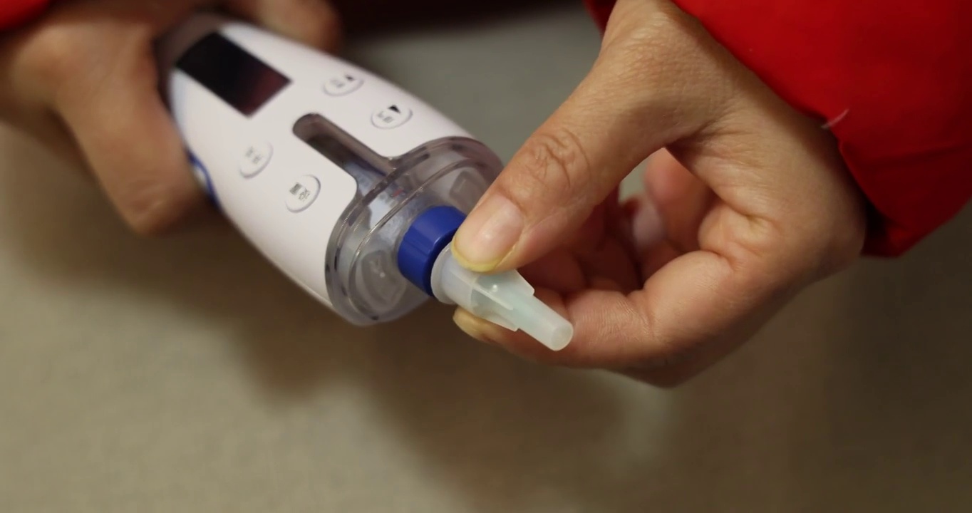 生物医疗（生长素注射）：将一次性针头安装到电子注射笔上视频下载