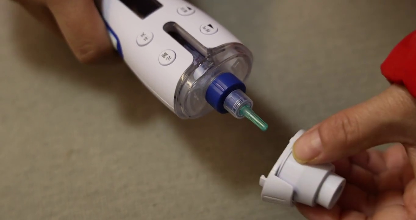 生物医疗（生长素注射）：将一次性针头安装到电子注射笔上视频素材