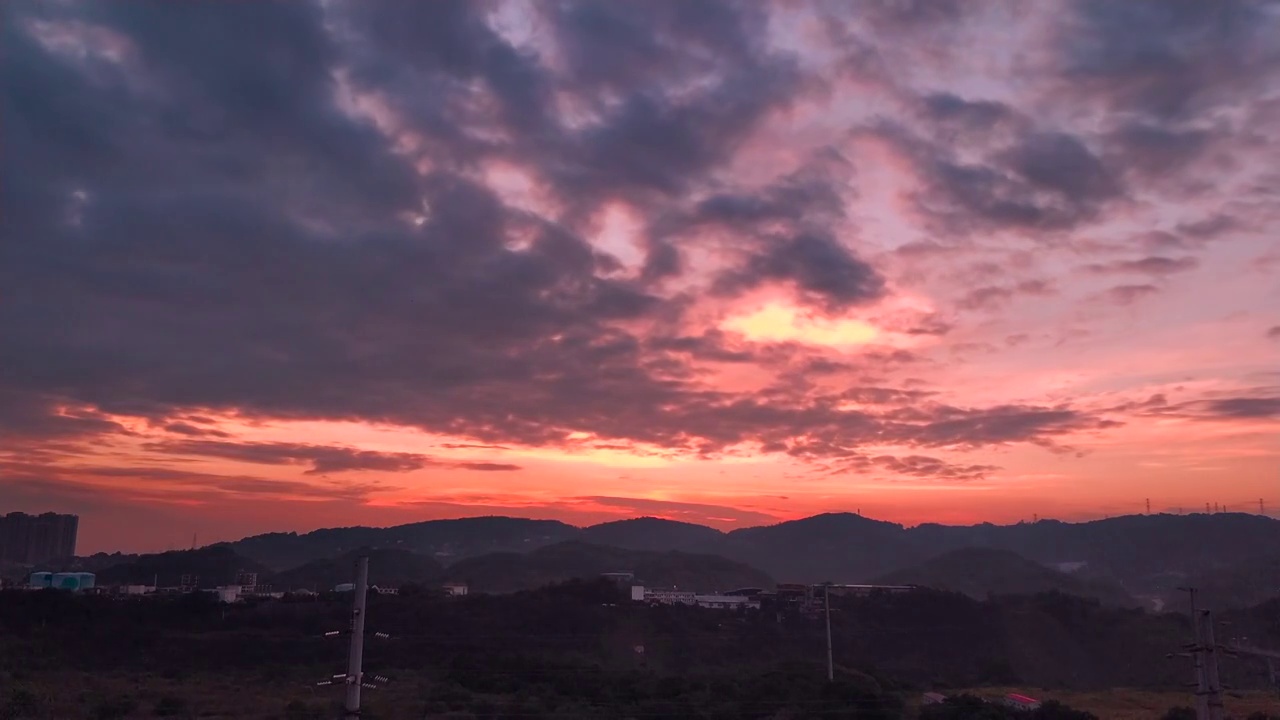黄昏日落暖色日转夜夕阳西下红云红日云层交错延时摄影视频素材