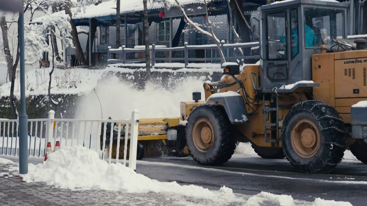 冬天路面清扫雪车视频素材