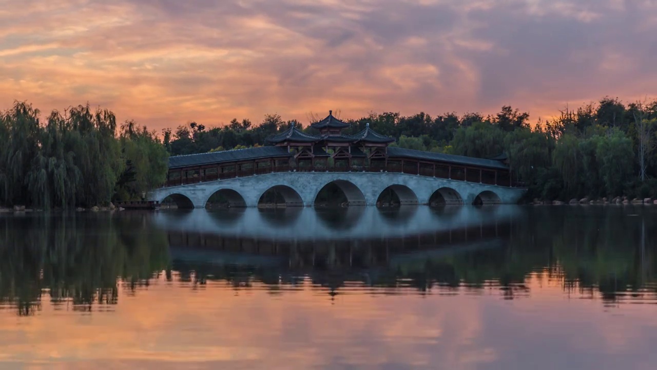 湖面拱桥日落延时摄影视频素材
