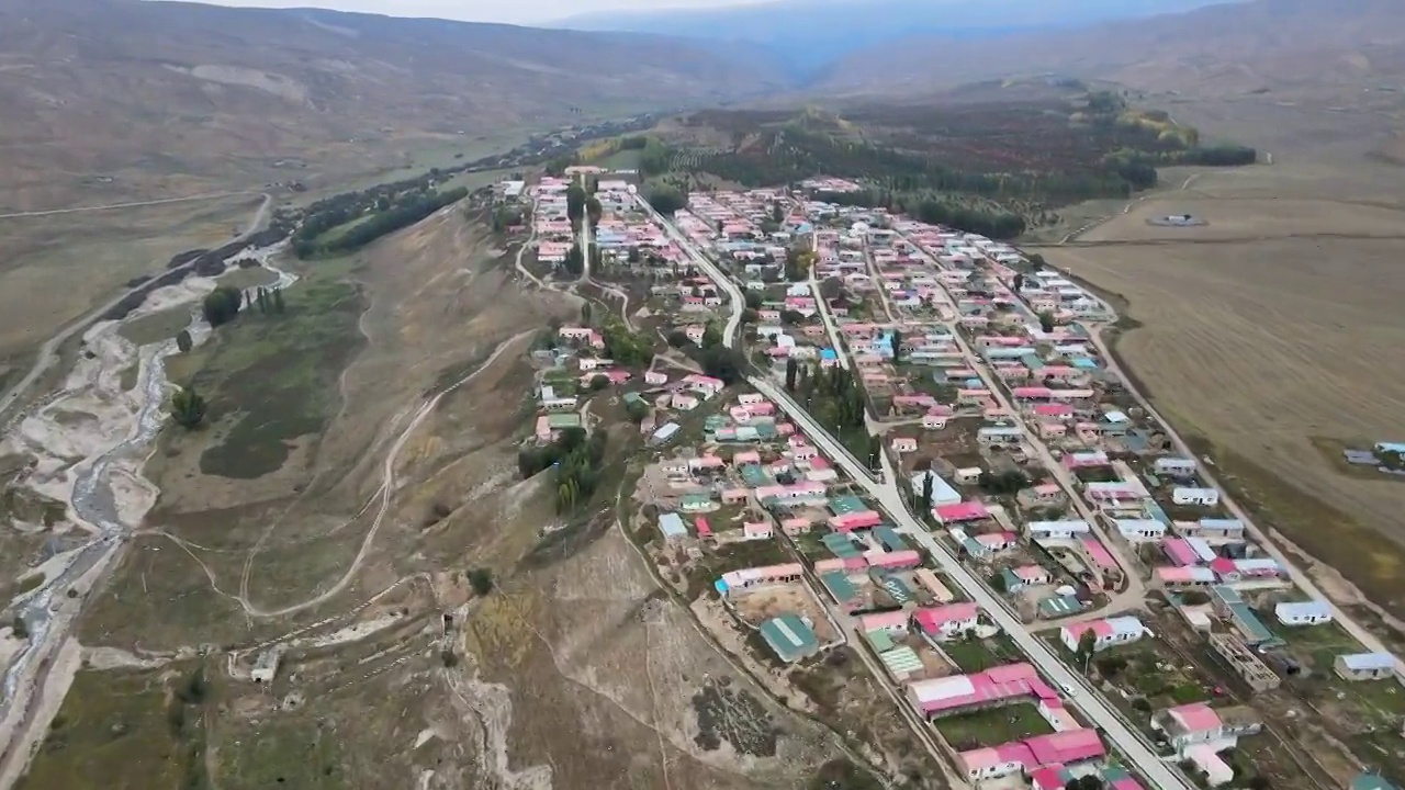 新疆伊犁特克斯县去琼库什台的路边风景航拍视频下载