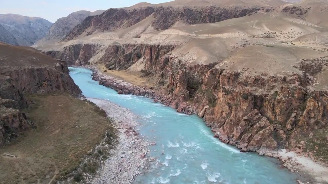 新疆伊犁特克斯县去琼库什台的路边风景航拍视频下载