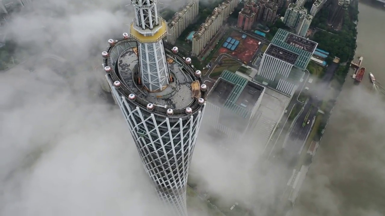 云雾中航拍广州珠江两岸与广州塔视频素材