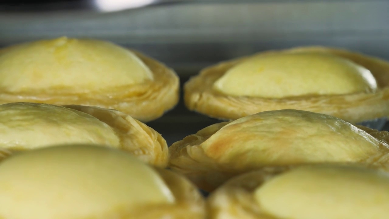 烤箱中黄色蛋挞视频素材