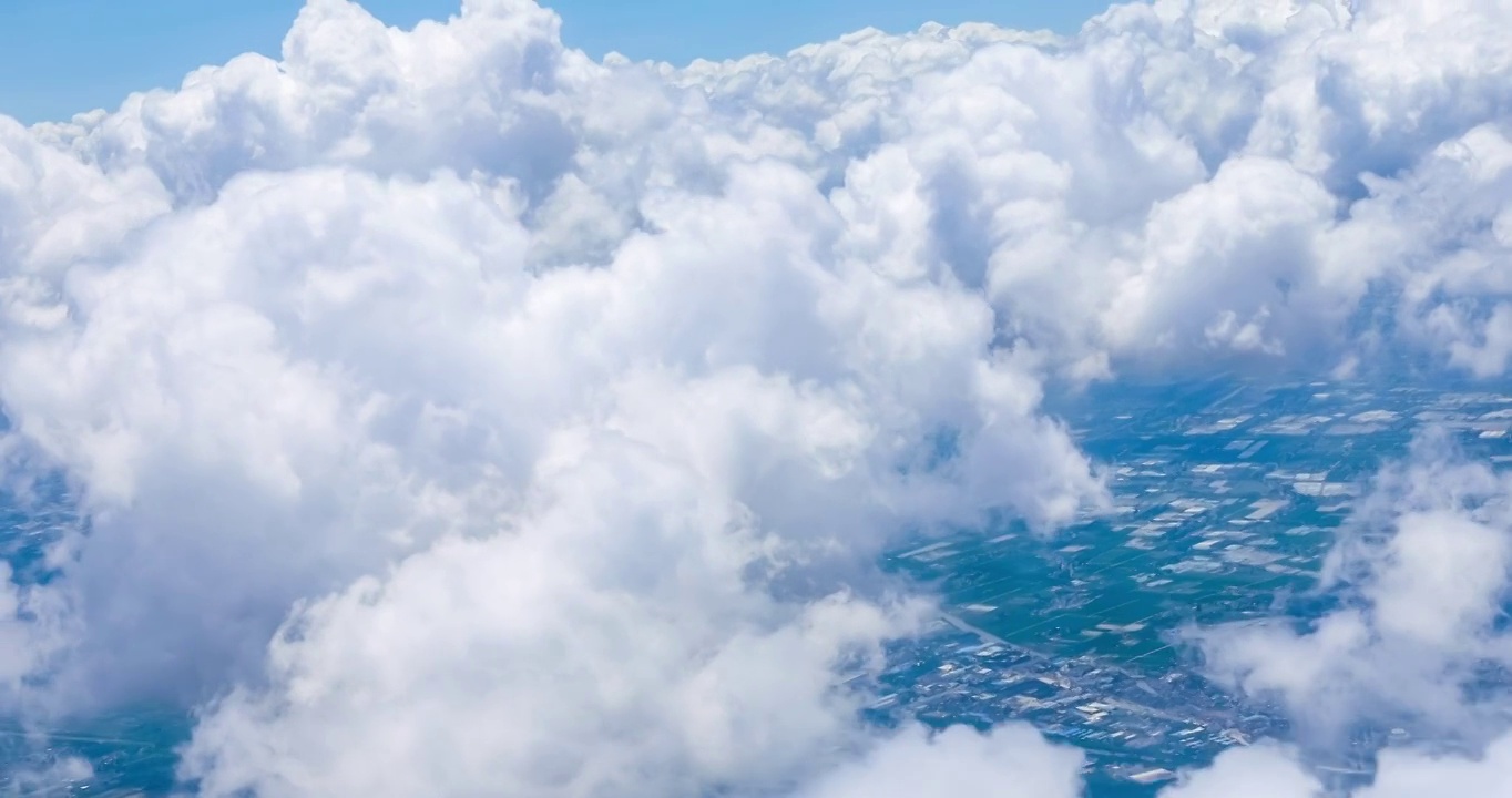 在云层中飞行视频素材