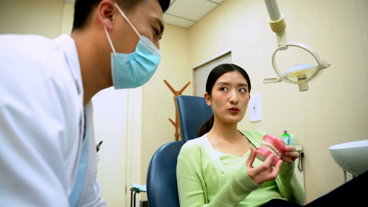 牙科医生在给女性患者治疗视频下载