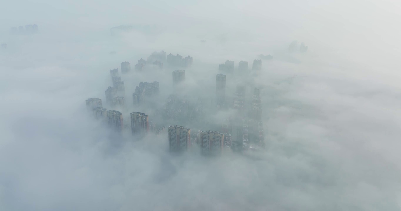 航拍冬季城市被晨雾笼罩仙气飘飘视频素材