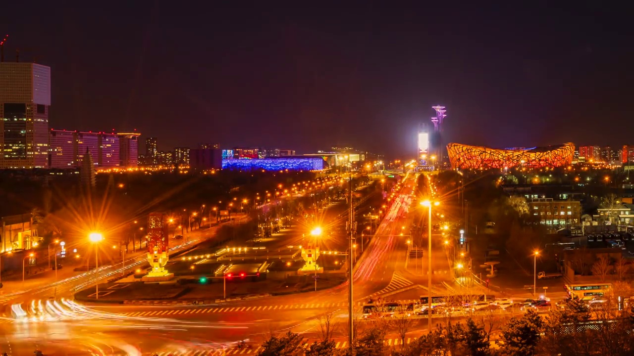 高角度拍摄北京鸟巢水立方夜景车流延时视频素材