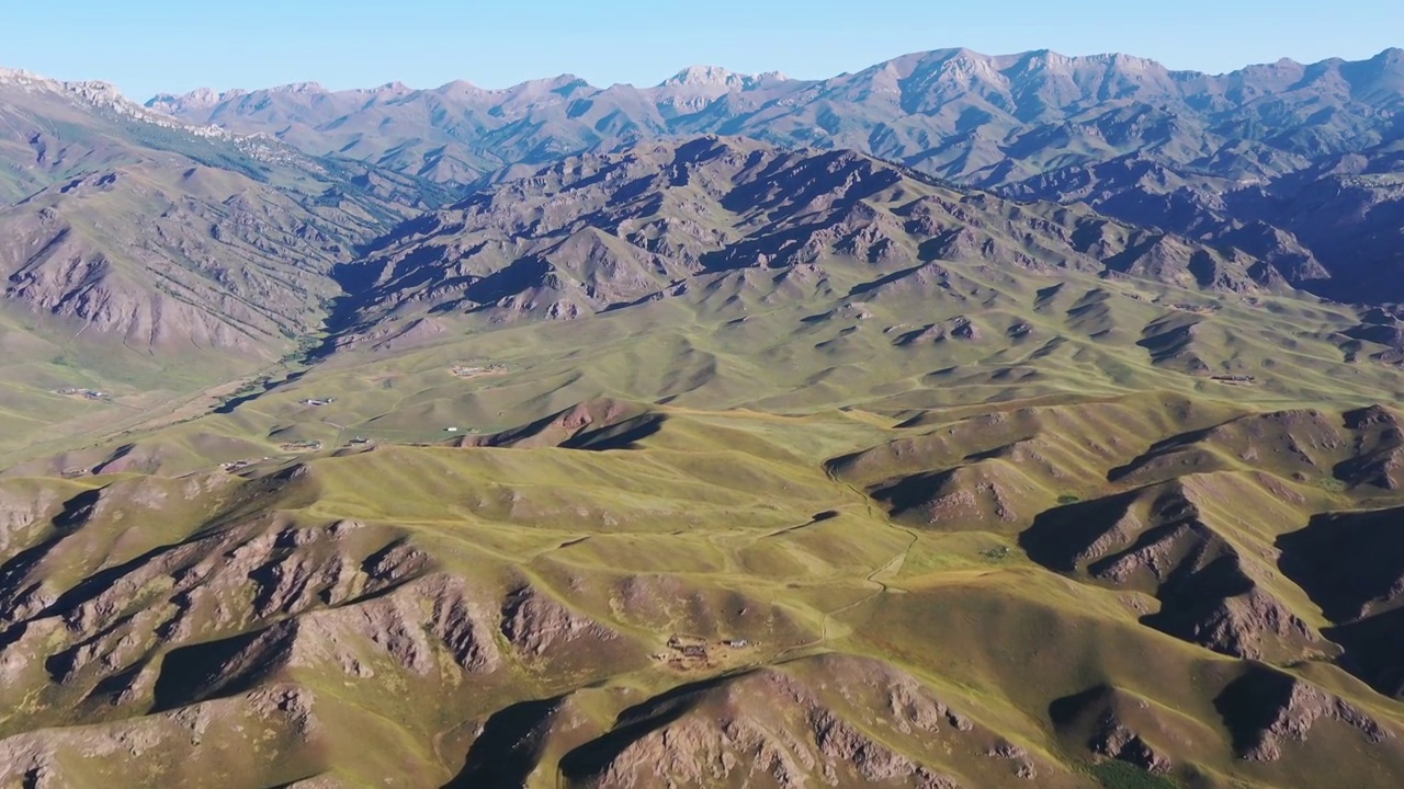 新疆伊犁：昭苏种马场草原与丘陵视频素材