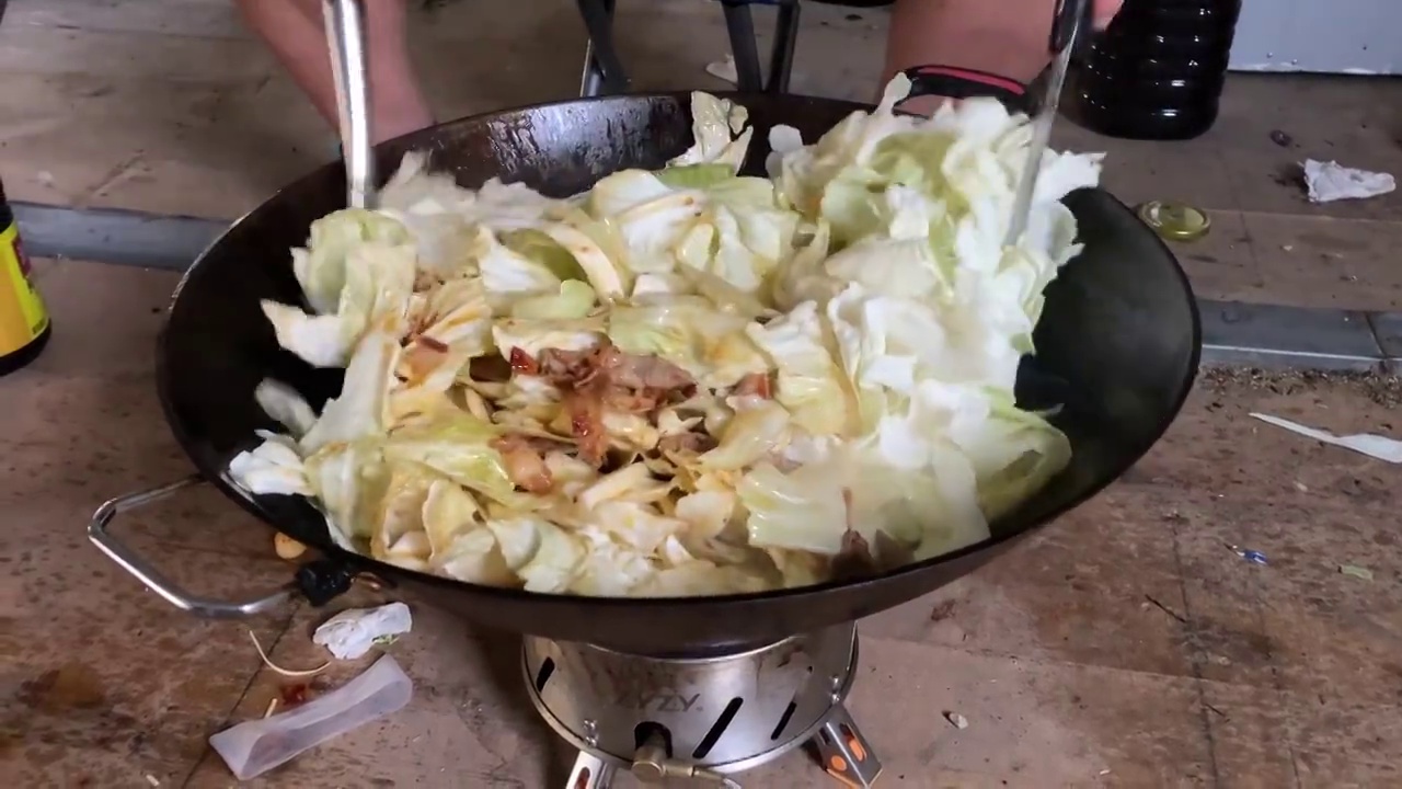 户外露营美食烹饪：白菜炒肉视频素材