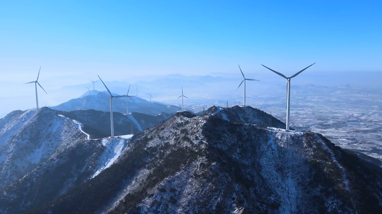 航拍雪后山顶风力发电站视频下载