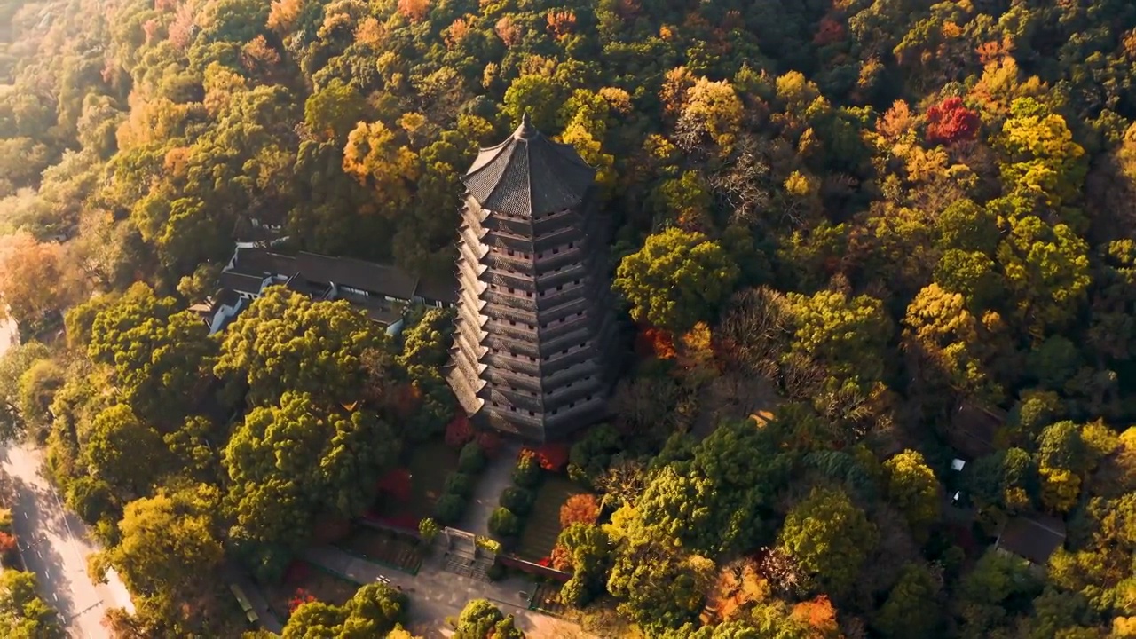 阳光照耀下秋天的杭州六和塔4K航拍视频素材