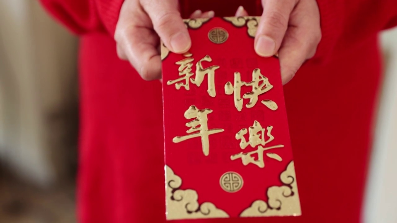 春节新年一个中国女人手里拿着红包视频下载