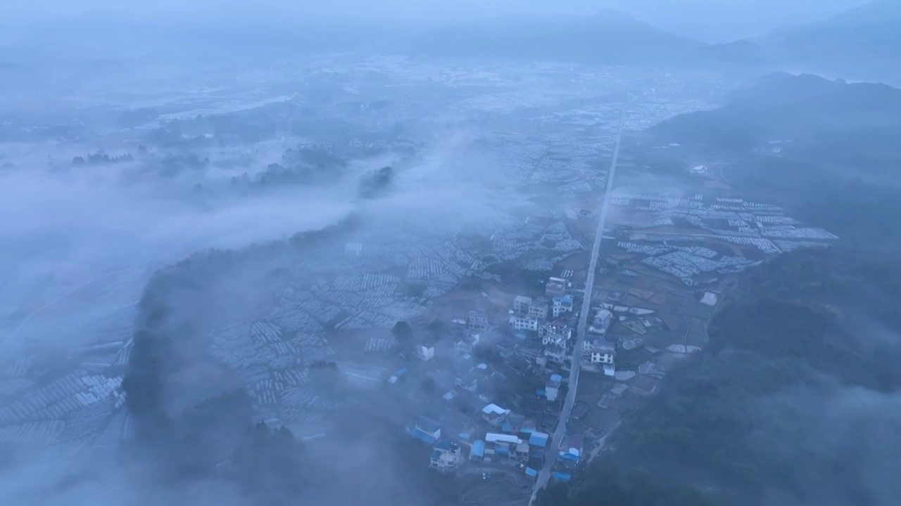 航拍清晨云雾中的村庄视频素材
