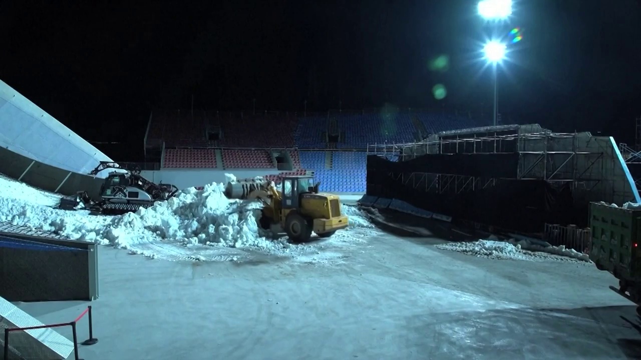 北京冬奥会首钢大跳台人工造雪场景（选编）视频素材