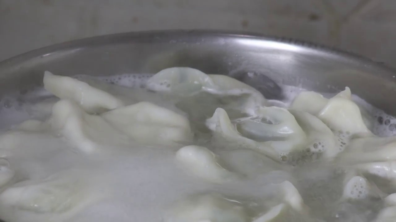 锅中沸腾的水煮水饺特写视频素材