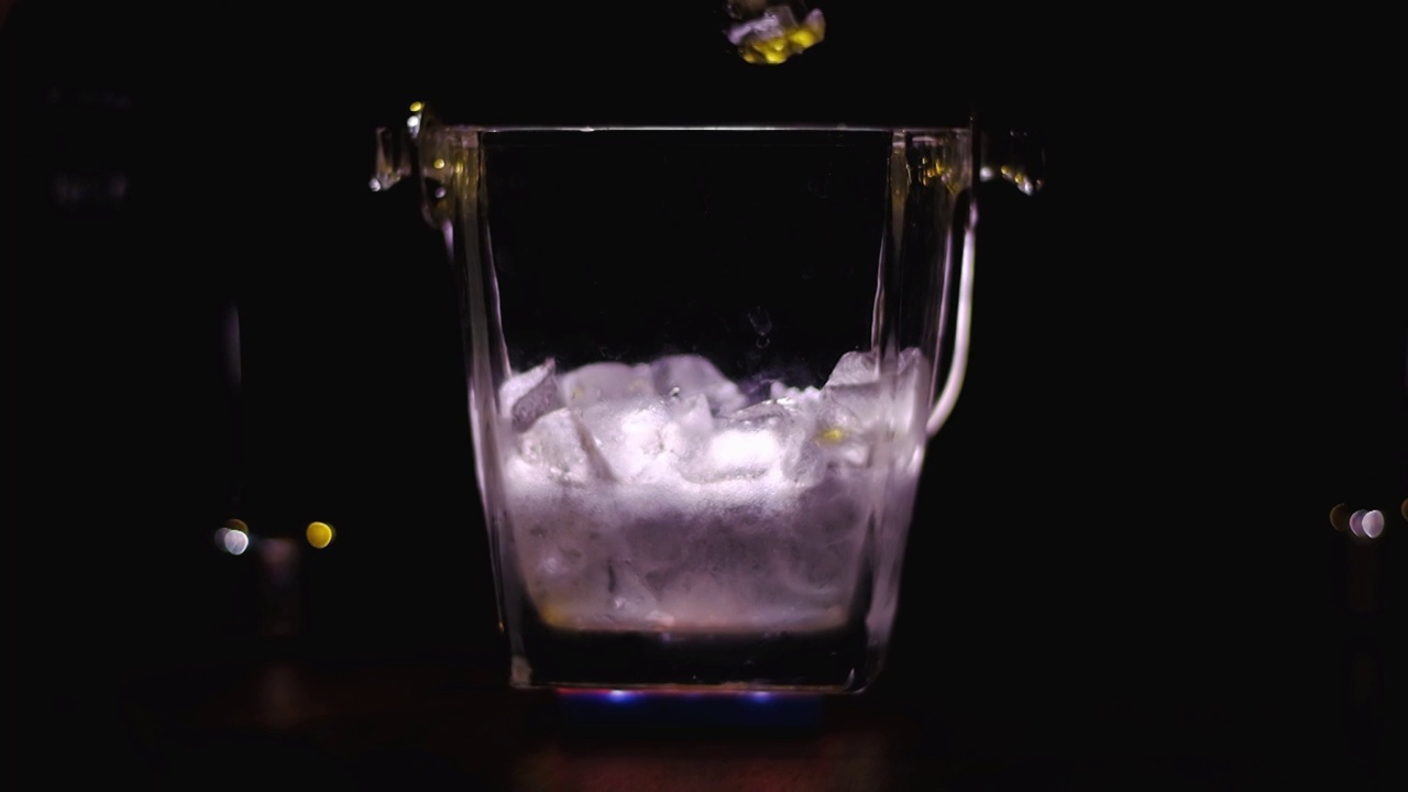 四川绵阳室内，冰块，酒杯，酒吧，视频下载