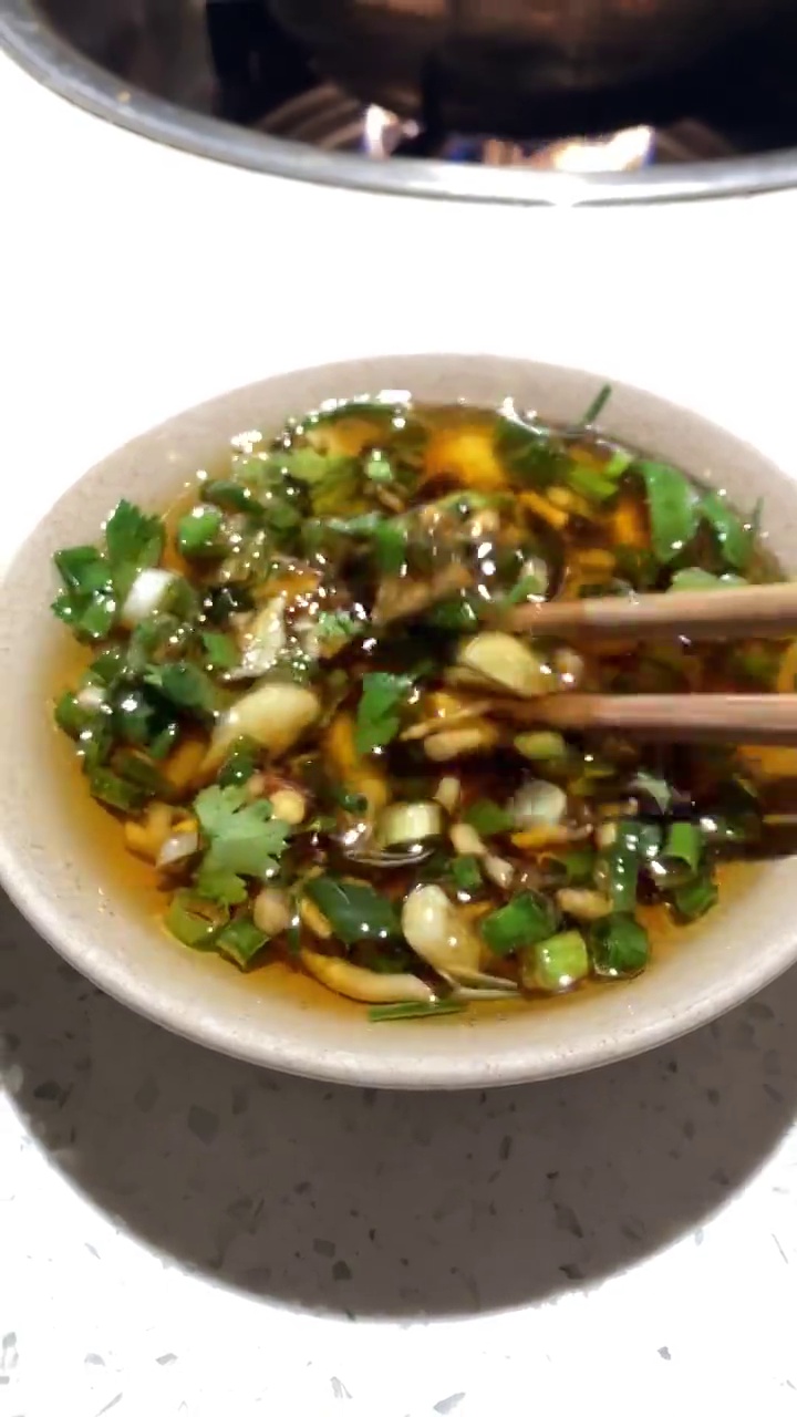 美食火锅：搅拌吃火锅的油碟视频素材