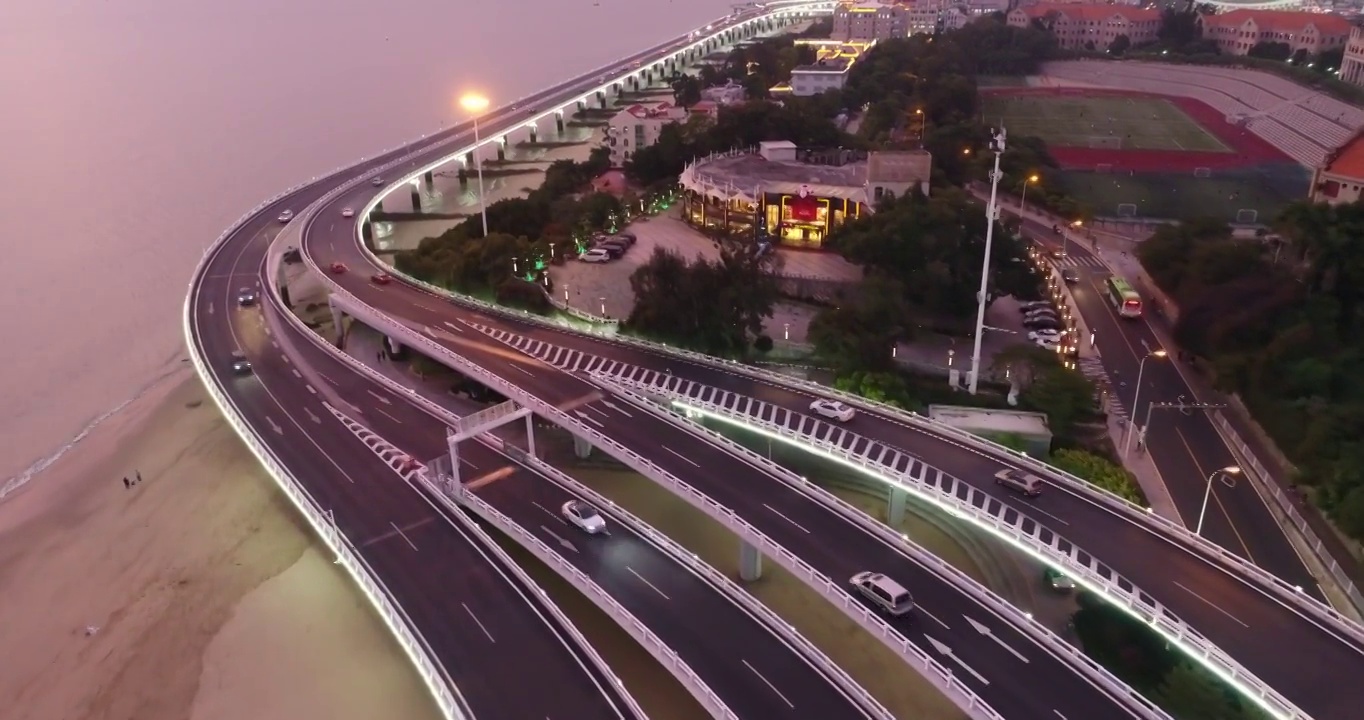 中国福建厦门海滩的交通和建筑物视频素材