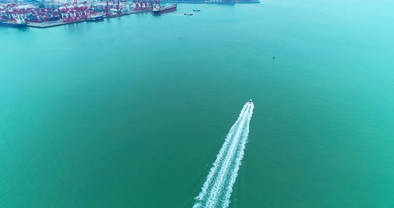 一艘游艇在海上快速开过视频素材