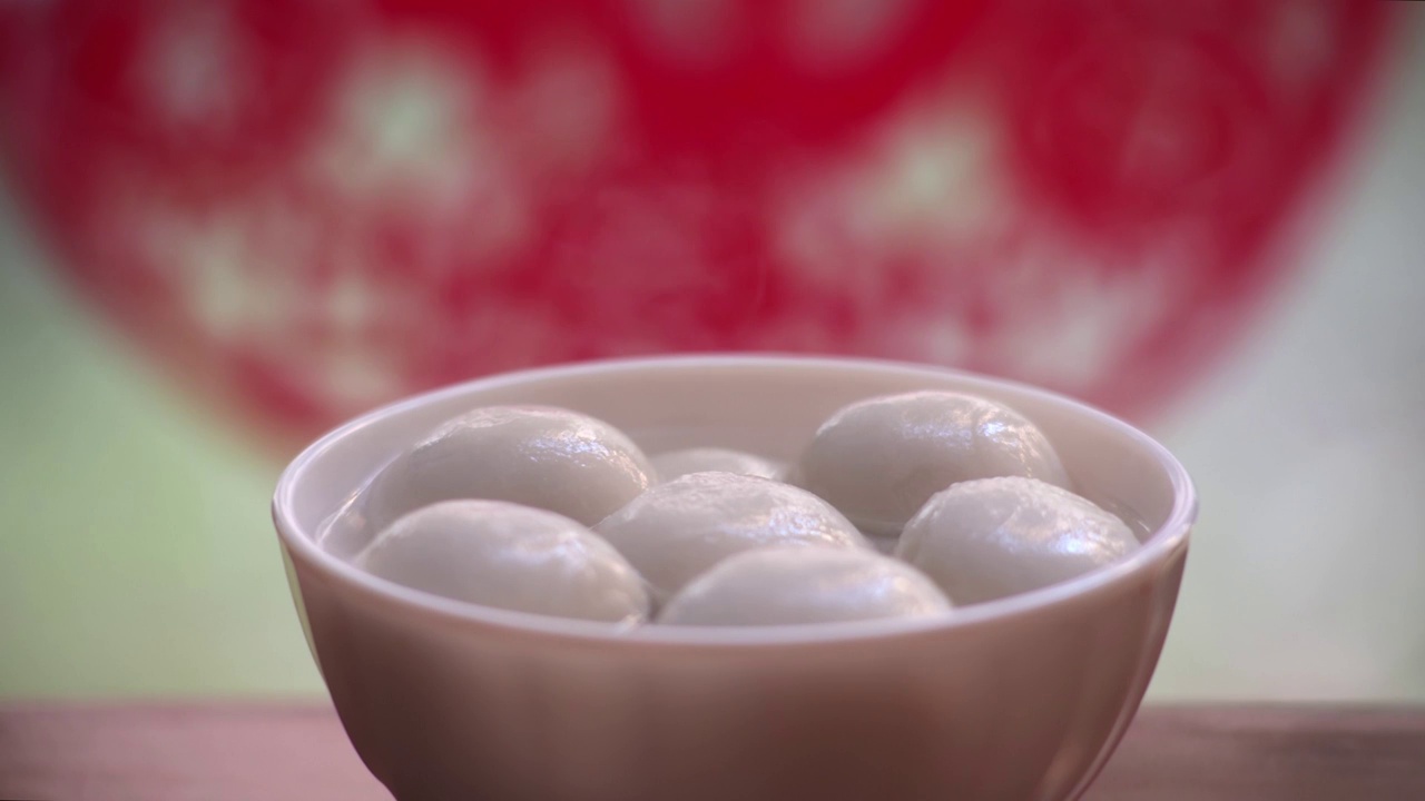 福字窗花背景的春节传统美食汤圆特写视频素材
