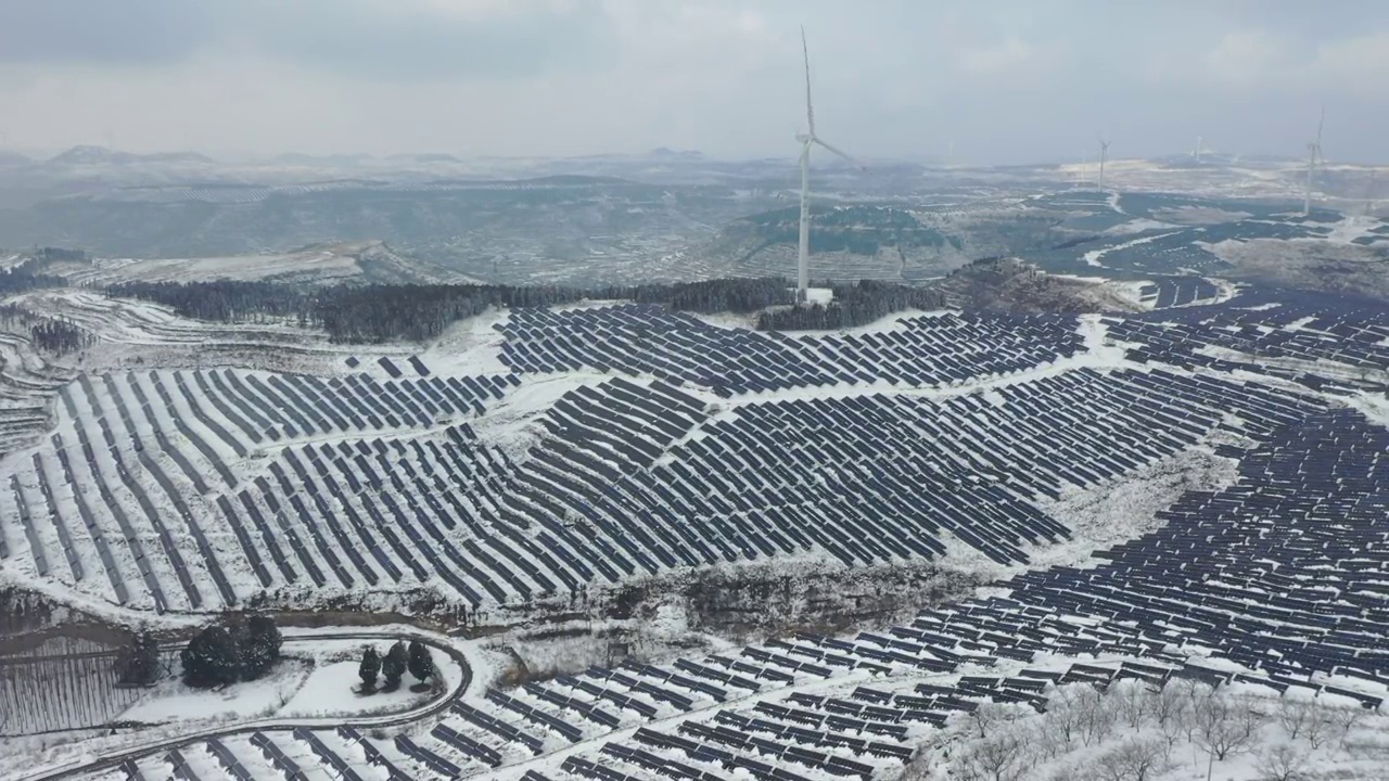 山东枣庄山亭区米山顶风光互补发电站雪后美景视频素材