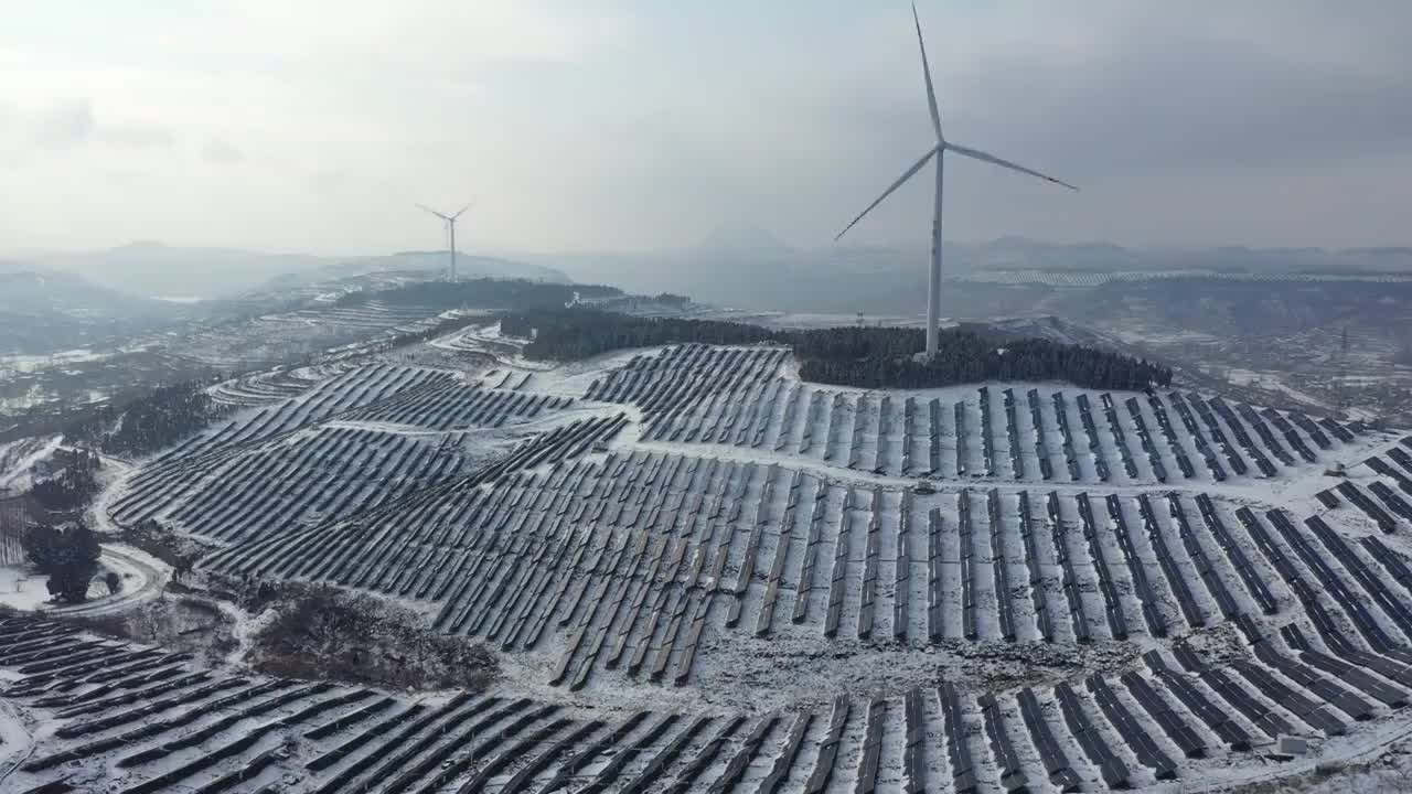山东枣庄山亭区米山顶风光互补发电站雪后美景视频素材