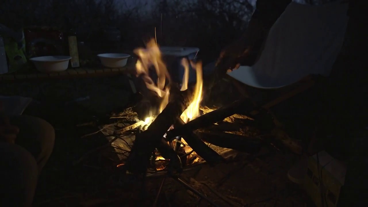 野营烧柴视频素材