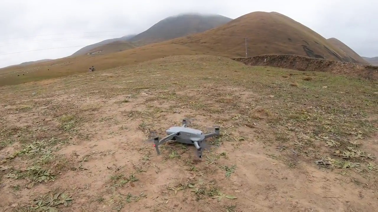 科技摄影设备：在甘南草原上放无人机拍摄风光视频素材