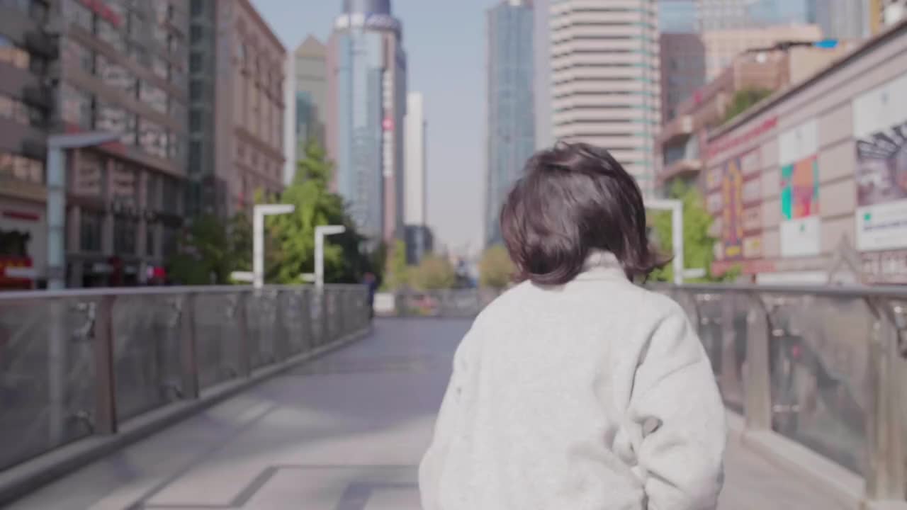 阳光城市里的快乐亚洲女人视频素材