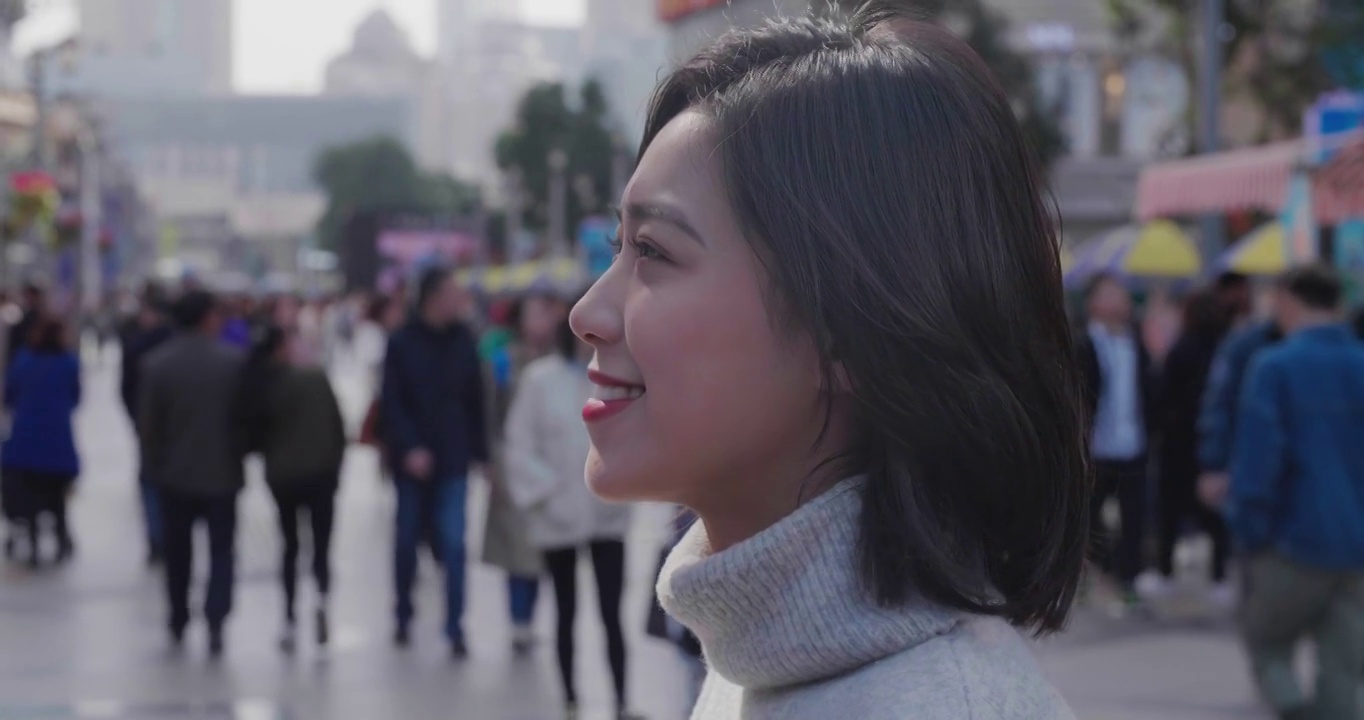 街上美丽的亚洲女人的特写肖像视频素材