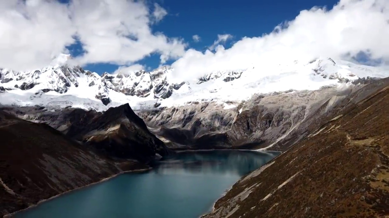 西藏山南地区洛扎县 库拉岗日群峰与白马林措 延时特效视频素材