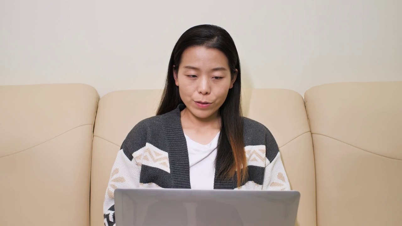 亚洲中国人女性女人居家坐沙发上办公玩手机上网购物视频素材