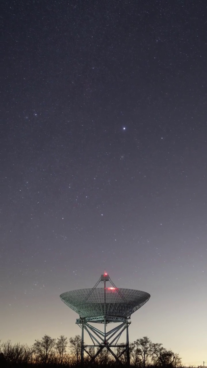 星空延时：密云不老屯国家天文台射电望远镜与星光流动视频素材