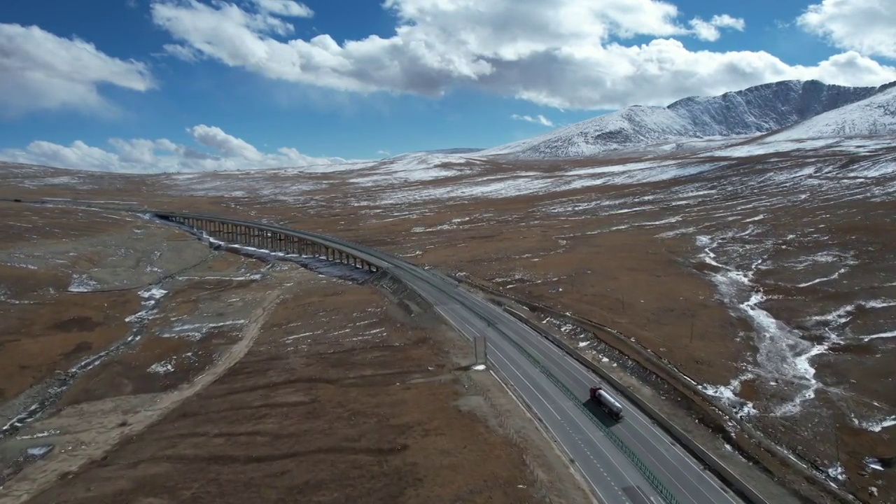 青海德马高速公路冬格措纳湖交通运输自驾游旅行自然风光视频素材